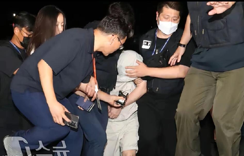 韩国遇害女生，凶手是她的老师。熟人作案，这名男子是姓郑，三十多岁。失联女生文文是