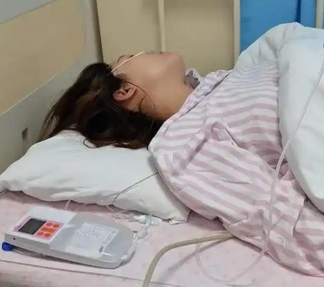 妻子躺在病床上等着8万块做手术，丈夫跑去缴费，银行卡往窗口一递，余额不足。一查流