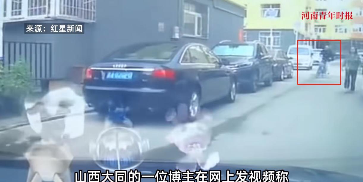 “离了个大谱！”7月24日，山西大同，一司机在小区里正常行驶时，刚转过弯来，前方
