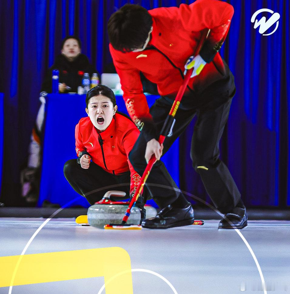 为中国冰壶混双加油冬奥冰壶落选赛混双小组赛最后一轮正在进行中，开赛前的DSC投