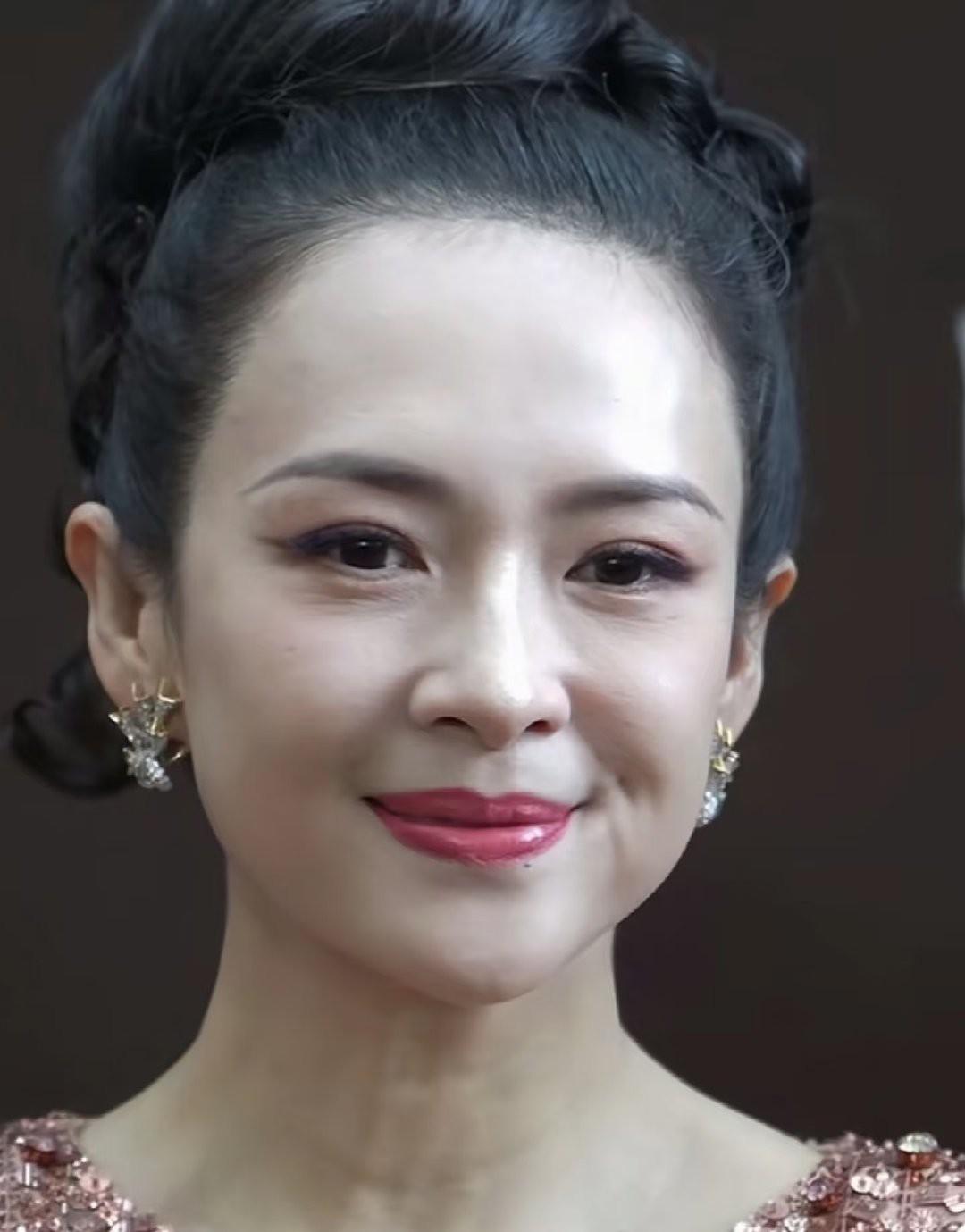 感觉现在的章子怡变化好大，以前总是给人一种高高在上的感觉。在经历了一些事业上