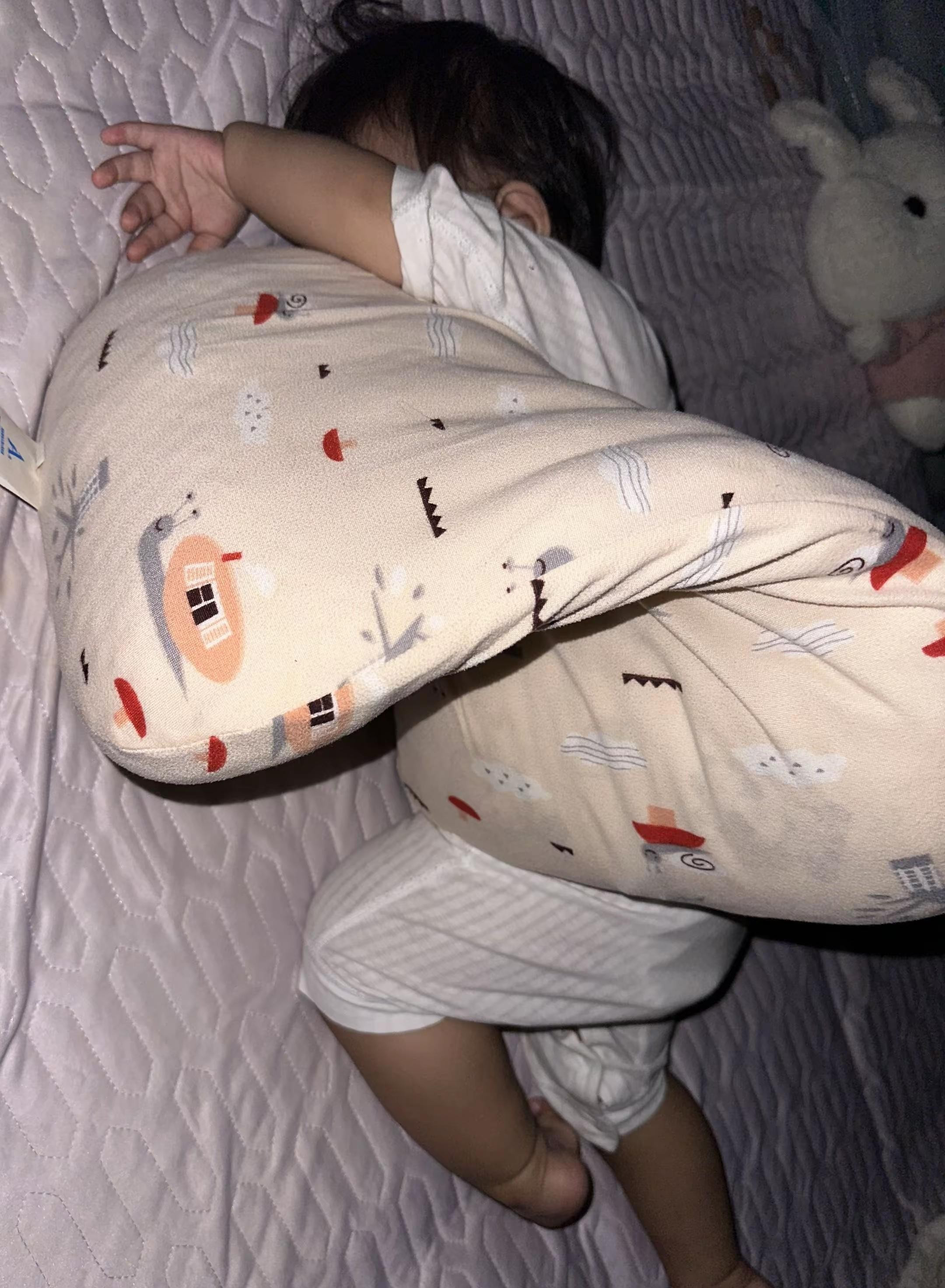 这睡姿，你敢信……枕头底下居然还偷偷含着奶瓶🍼没放