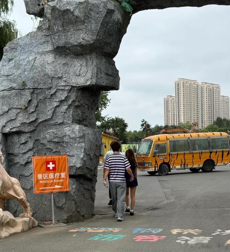 8月2日，有网友在哈尔滨东北虎林园偶遇贾乃亮带着女儿甜馨逛虎园。13岁的甜馨黑