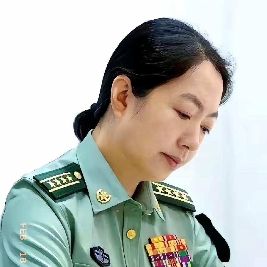 一张照片，直接给我整沉默了。第一眼看肩章，两杠四星，确实牛。但视线往下稍微一扫