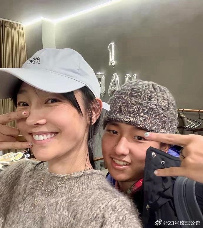 白百何晒与大儿子做同款美甲，五官像极了爸爸羽凡