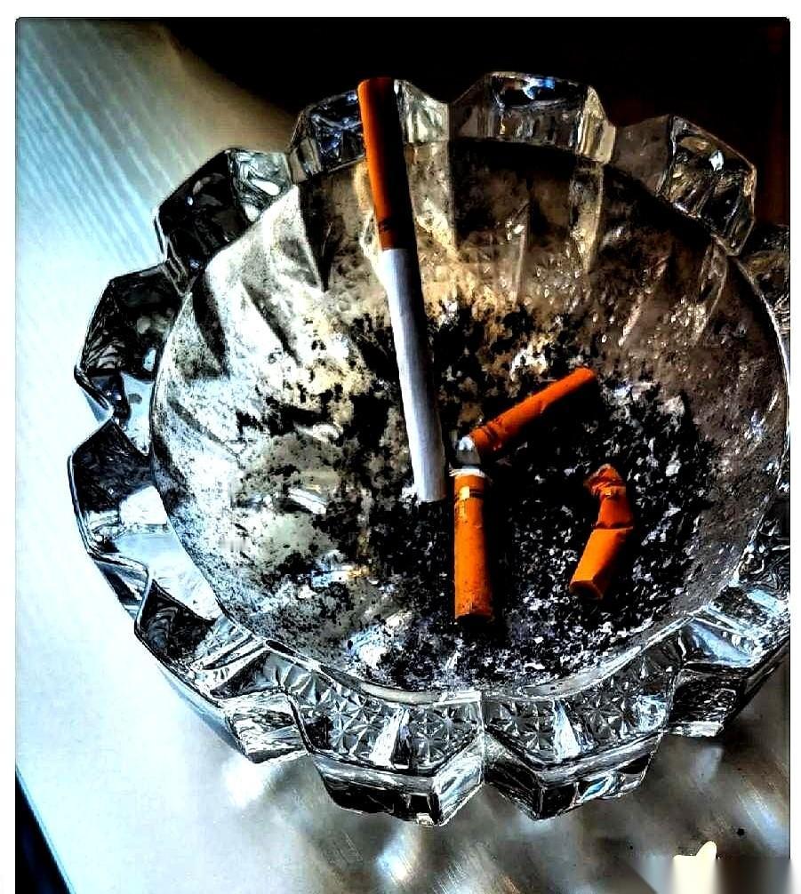 最近身边不少老烟枪，一个接一个把打火机扔抽屉里了。不是突然觉悟高了，是现在的烟