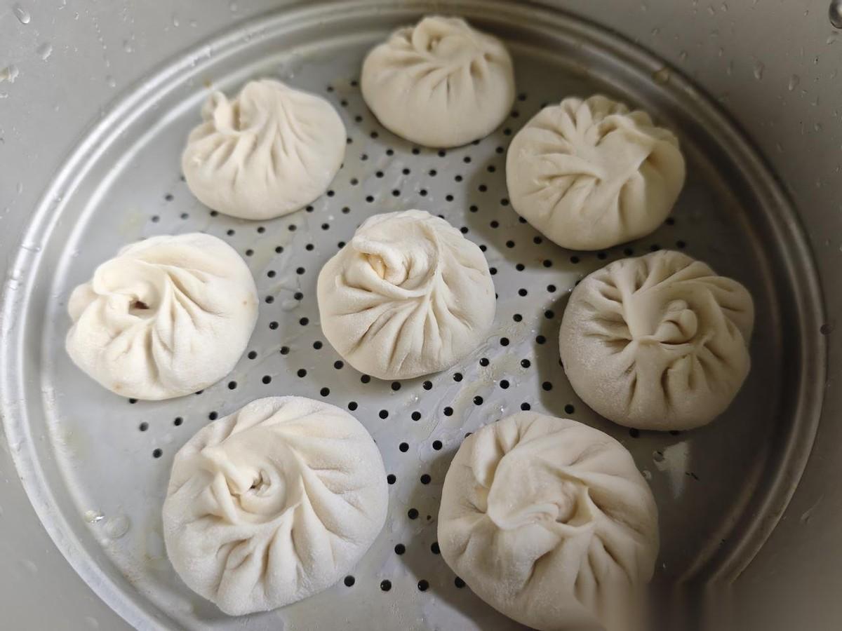 这算是一时兴起吧，突然想着要做包子。对于一个8年没尝试做包子的人来说，能把包子做