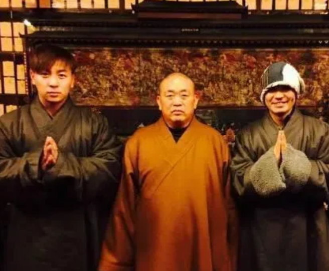 样是释永信的弟子，为啥王宝强没改成“释宝强”，释小龙却能姓“释”？原来来少