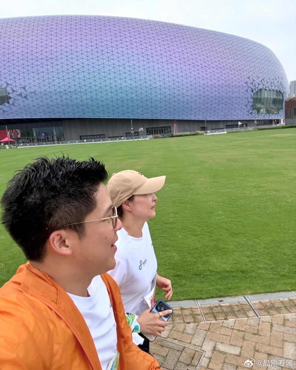 真正的热爱，是把运动过成日常郭晶晶霍启刚，香港马拉松年年见并肩奔跑，互相陪伴，用