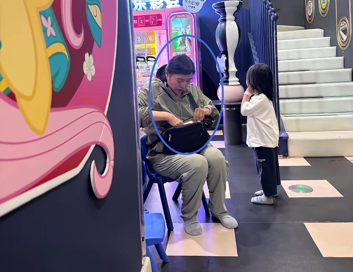 曝孙红雷前女友丁嘉丽当奶奶，凑孙的画面流出，而且还是儿童节当天，真的太温馨了，而