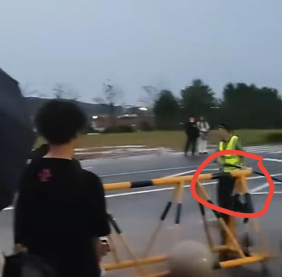 离谱！三天两起，又一个保安因学生点外卖而做出冲动的举动。今天杭州某学校门口保