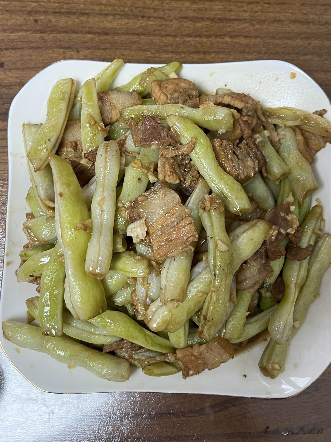 好友们晚上好！周五快乐，晚餐香香！今天的晚餐：五花肉炒豆角西红柿炒鸡蛋窝头