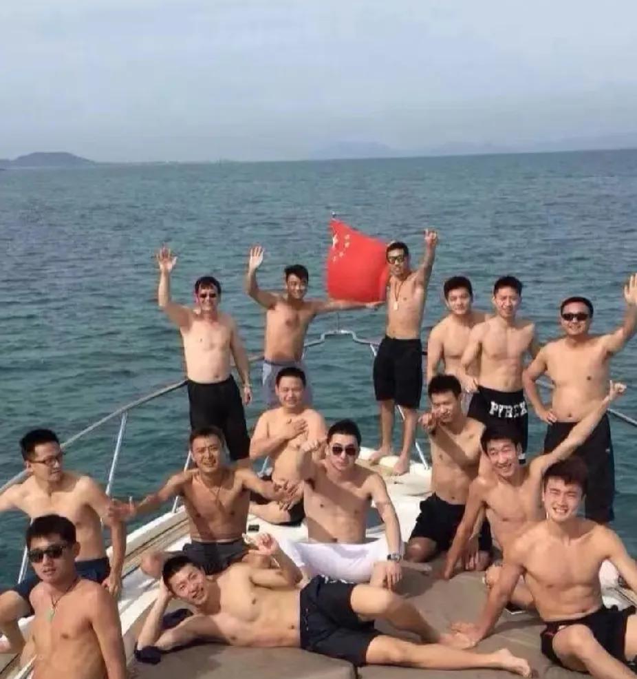 国乒男队“阳光海浪”名场面救命！刷到国乒男队集体出海照，一水儿的腱子肉+阳