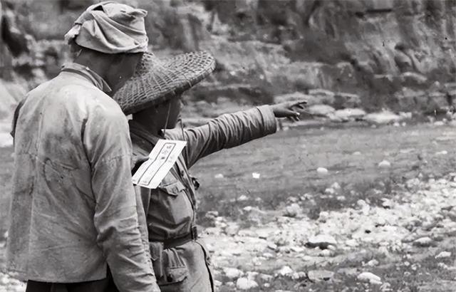 1947年，地下党被处决前婉拒房东送的断头饭：“我吃不下”，房东弯腰轻声说：“这