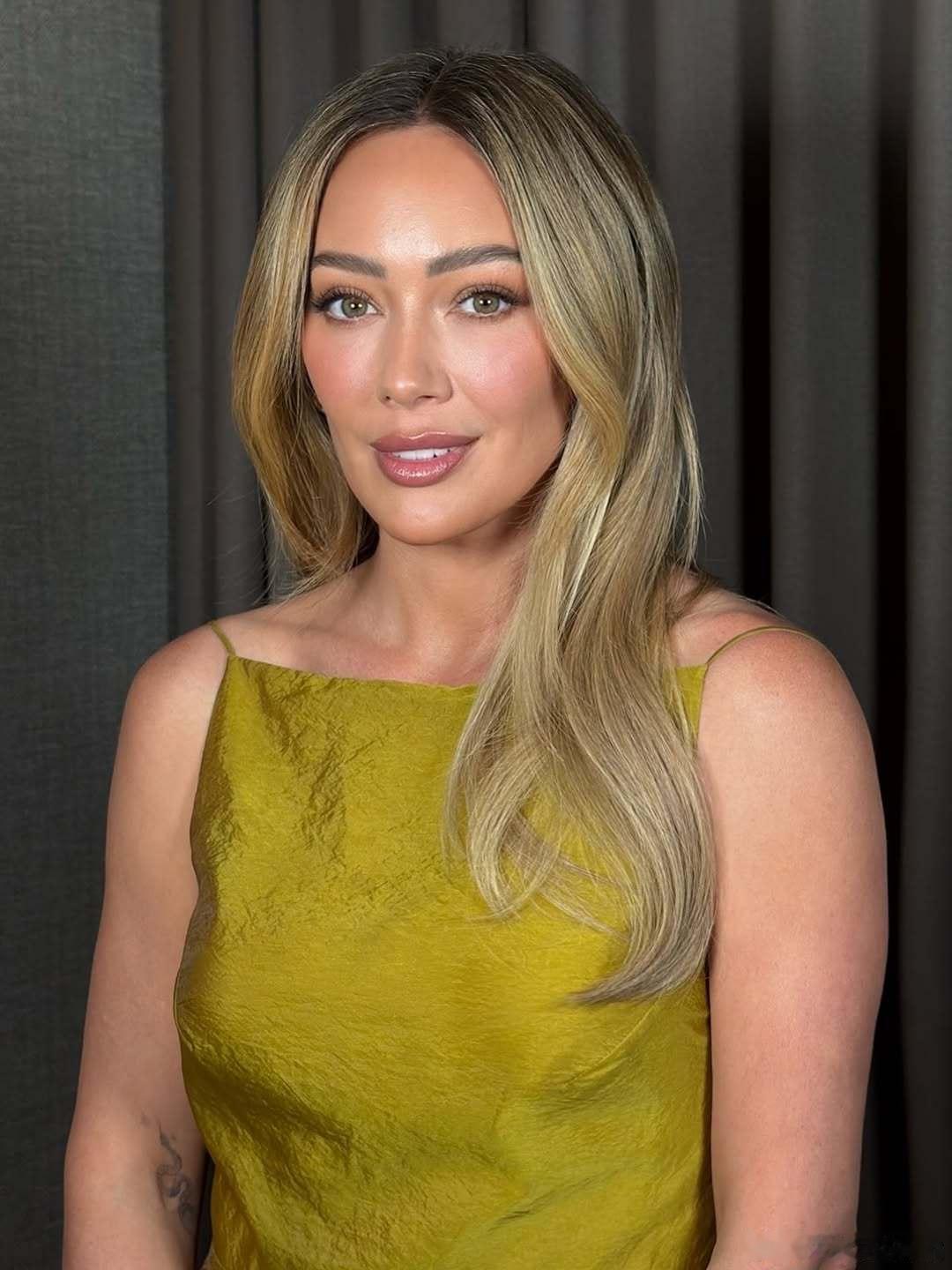 Hilaryduff希拉里达芙这两天在波士顿参加活动的妆造，这件鸭屎绿裙子好美