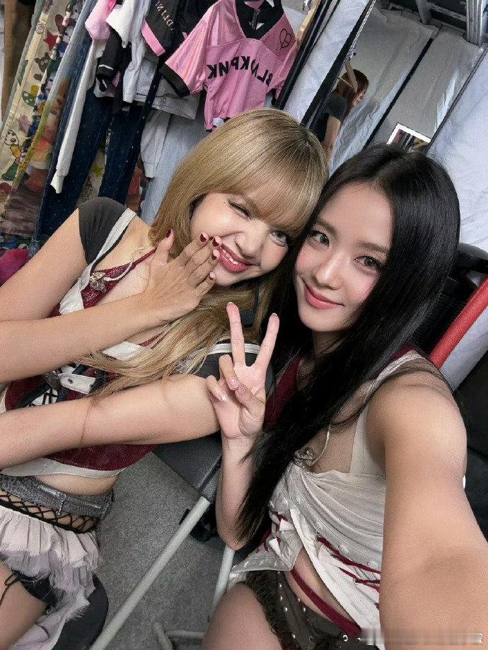 Jisoo晒伦敦plogJisoo朴彩英比心合照Jisoo的伦敦plog
