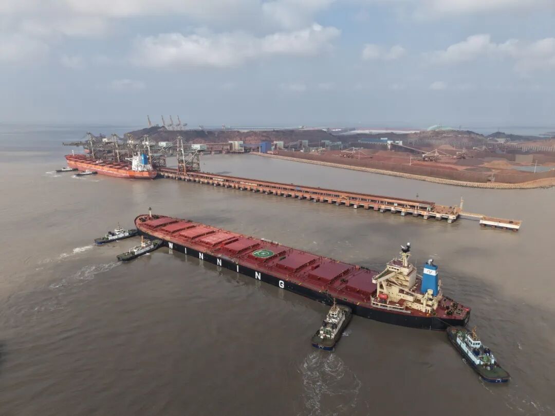 刚刚! 西芒杜首船铁矿, 抵达中国港口!