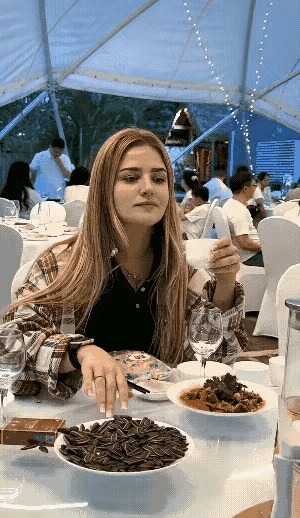 吃大餐老外美女也知道中国人的风俗习惯，手法够快呀。