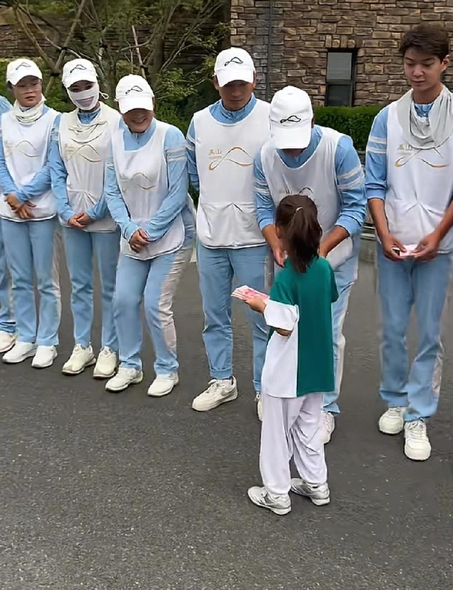 富人圈的孩子从小都是如何培养的？看看就知道……一小孩在高尔夫球场打了一个一