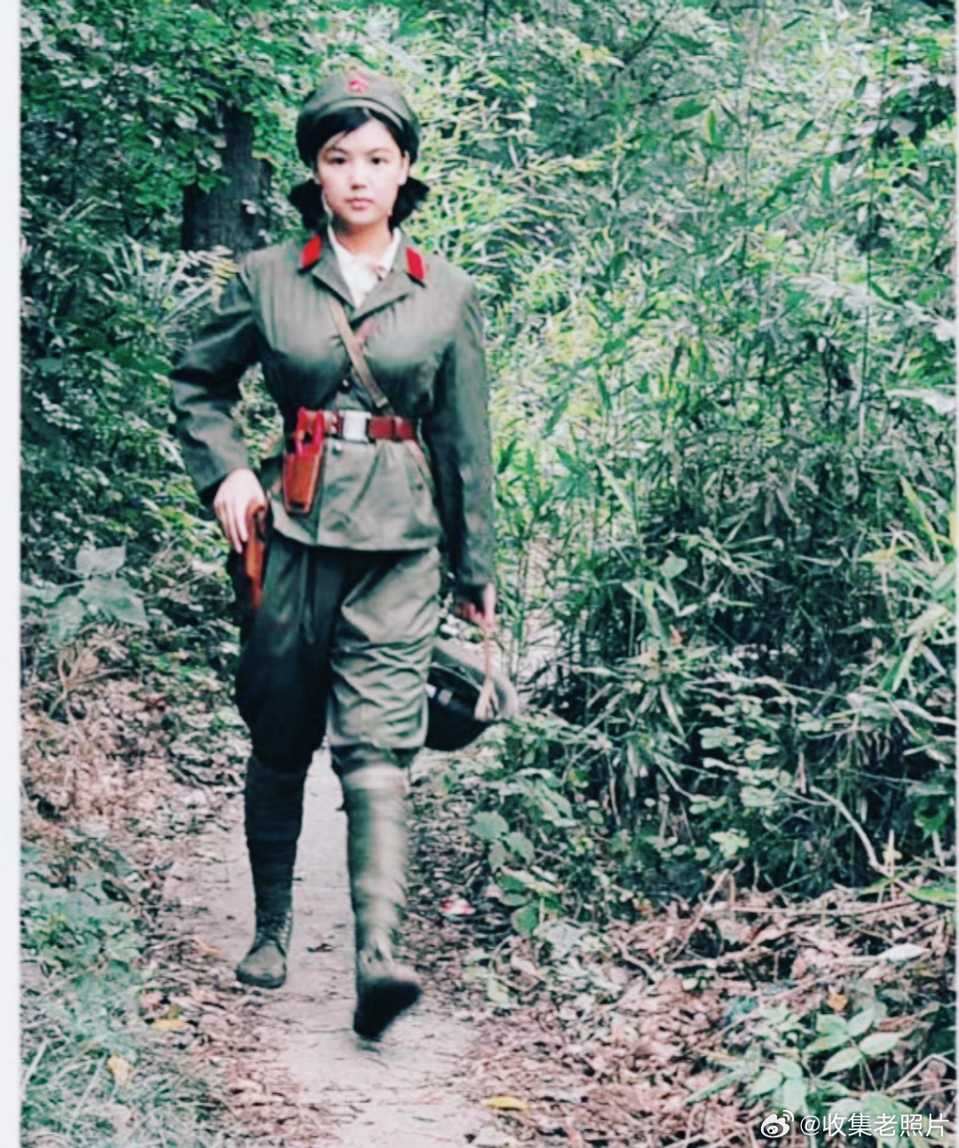 80年代，英姿飒爽的电话通讯兵。姑娘英气逼人，有点像王菲。