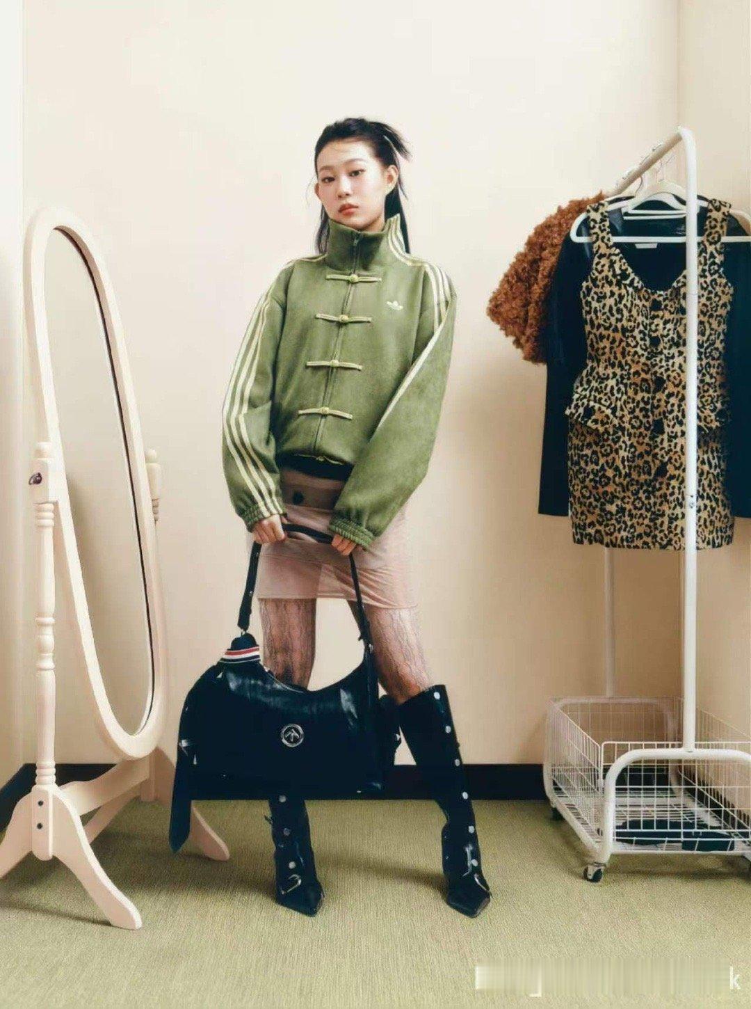 沈佳润举了nina的小镜子镜子里映出的沈佳润好自在好松弛吧，不经意的小动作，把