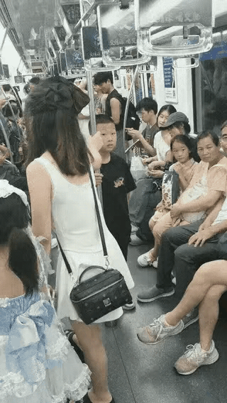 小哥哥，你把小孩哥的魂都带走了吗？怎么他一直直勾勾的盯着你呀。