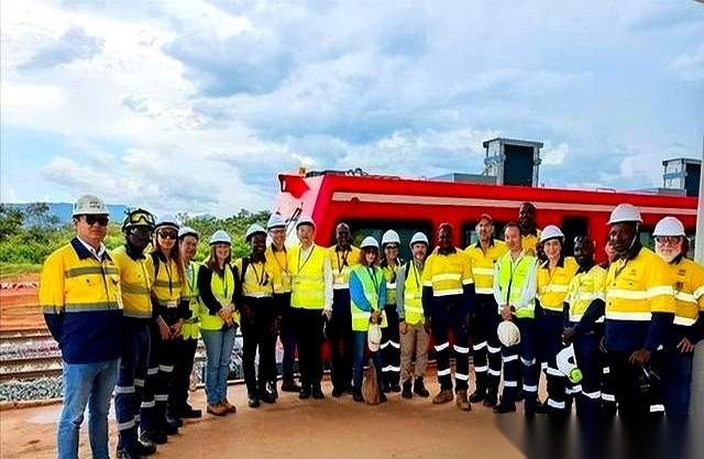 一块石头，在非洲土里埋了快三十年。全世界的矿业巨头围着它转，流着口水，就是没人