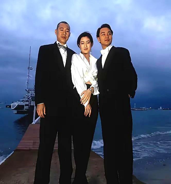 看《霸王别姬》三位主角的老照片我直接破防！现在网上吵翻了，有人说最意难平张国