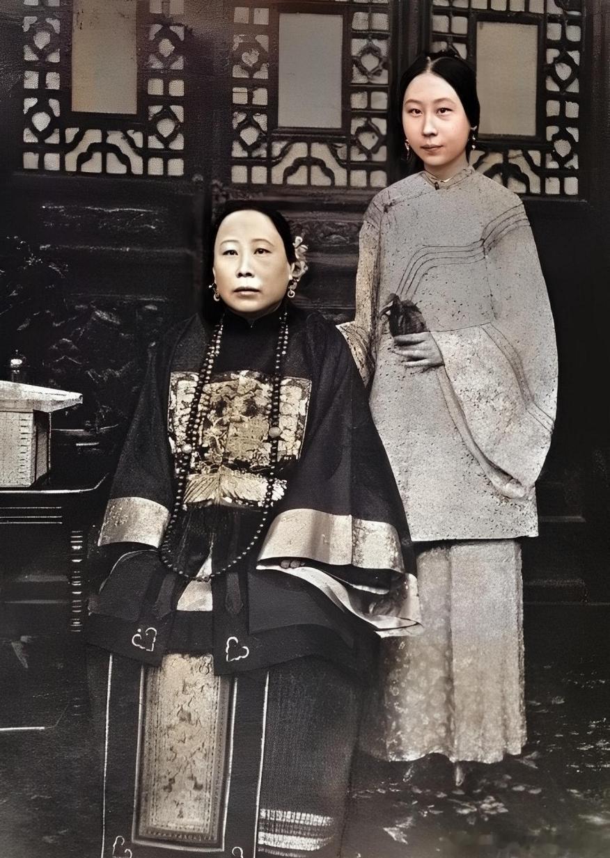 张爱玲和她的外曾祖父李鸿章。还是挺像的。李鸿章将自己的女儿，22岁的李菊耦嫁给了