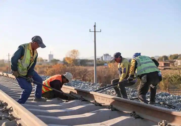11月27日，昆明列车撞人事故，11人遇难，其中5人是同一个村子的，最后只有一人