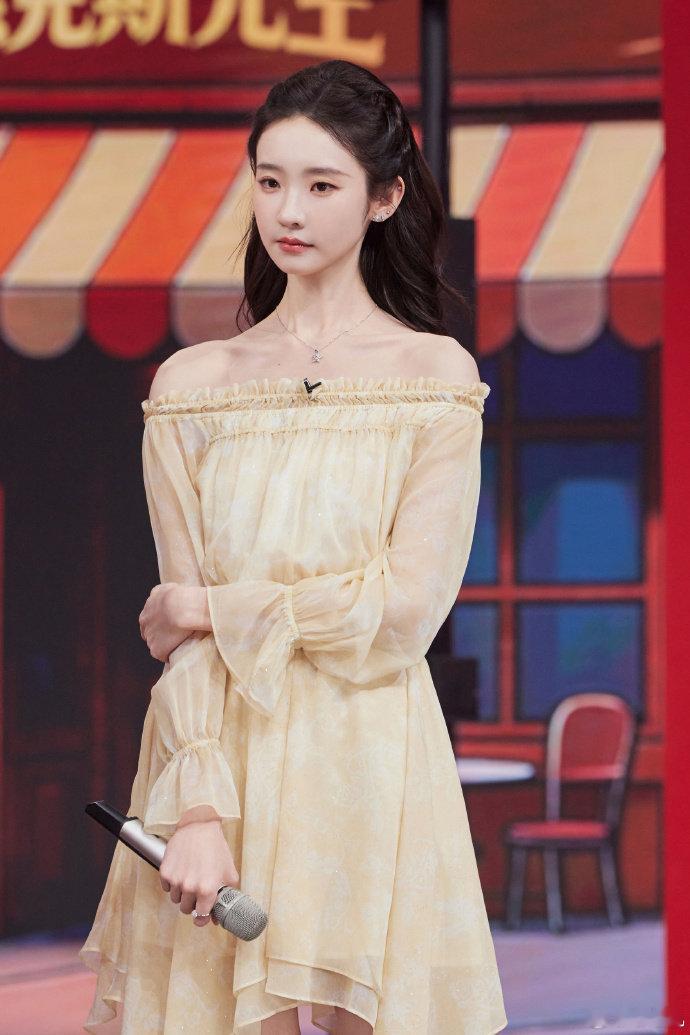 张艺凡没有强心脏干不了这活张艺凡全程在线营业，刚配合完这位，马上又要接下一位的