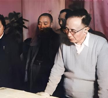这是1962年画家潘天寿与文学大家郭沫若相聚于杭州。郭沫若站在旁边认真地观赏潘天