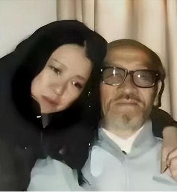 ☁1990年，三毛跑到新疆和76岁的王洛宾同居。然而，王洛宾竟然说：“可以