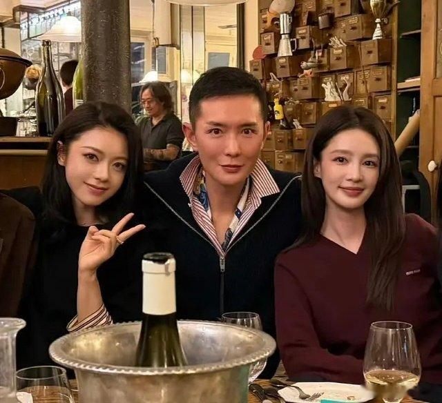 刘冲、赵今麦、李沁巴黎聚餐合照​