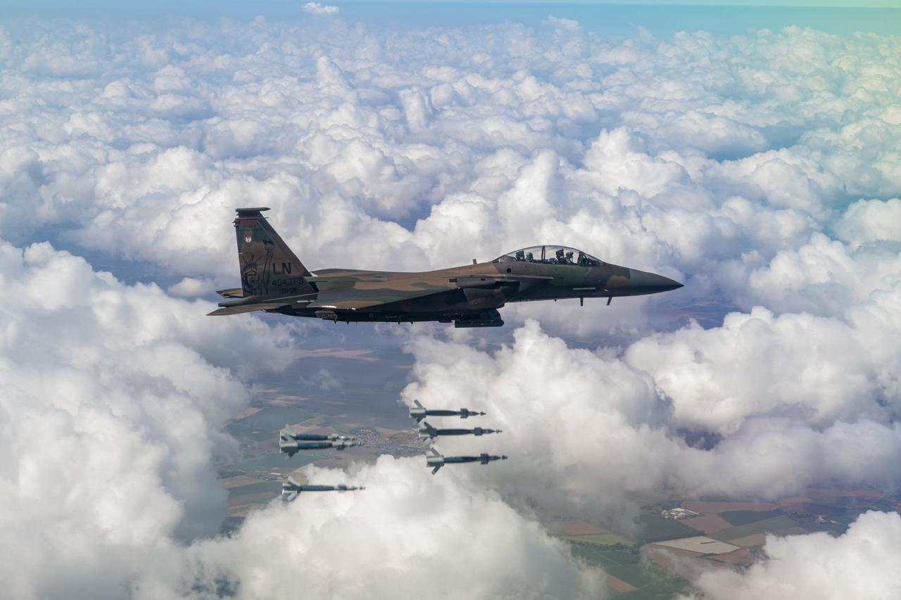 F-15一次投掷六枚激光制导炸弹攻击地面目标，据说F-15可以同时投掷六枚炸弹攻