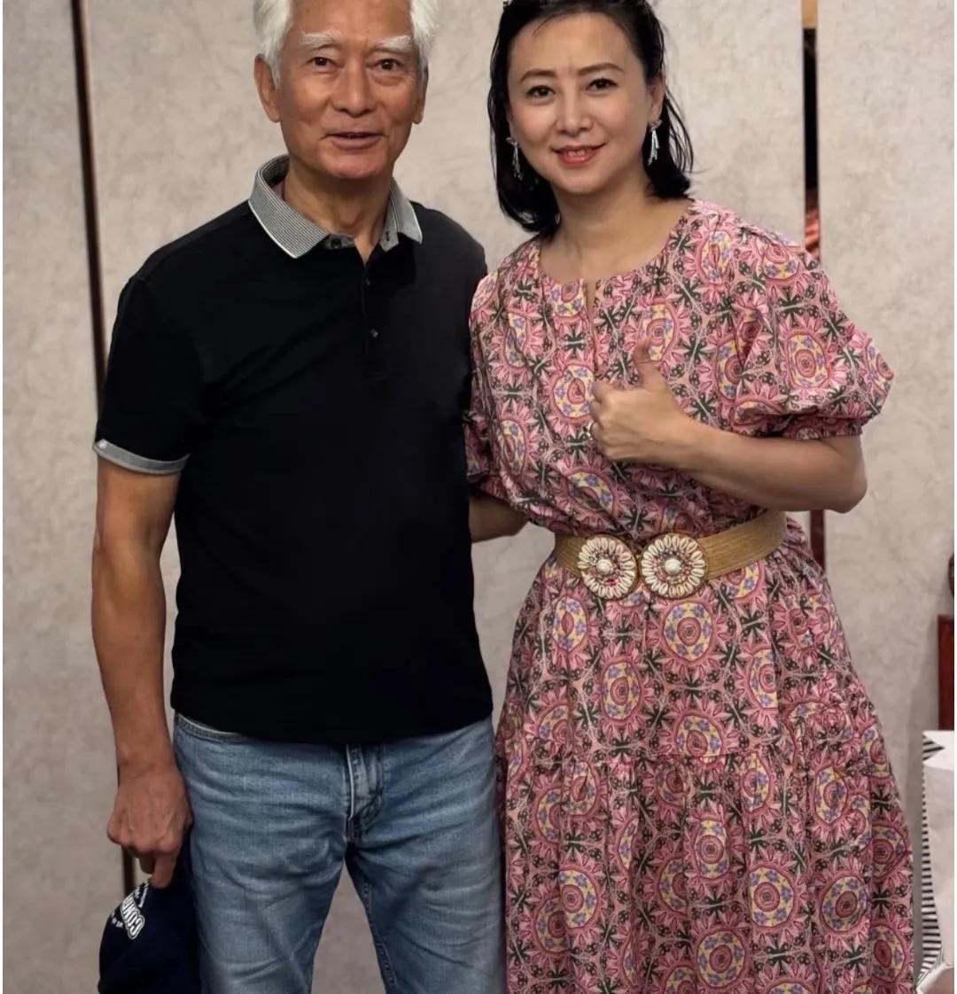 57岁的翁虹，在香港与好友一起过生日。好神奇她居然没变！好友高雄如今也78岁了