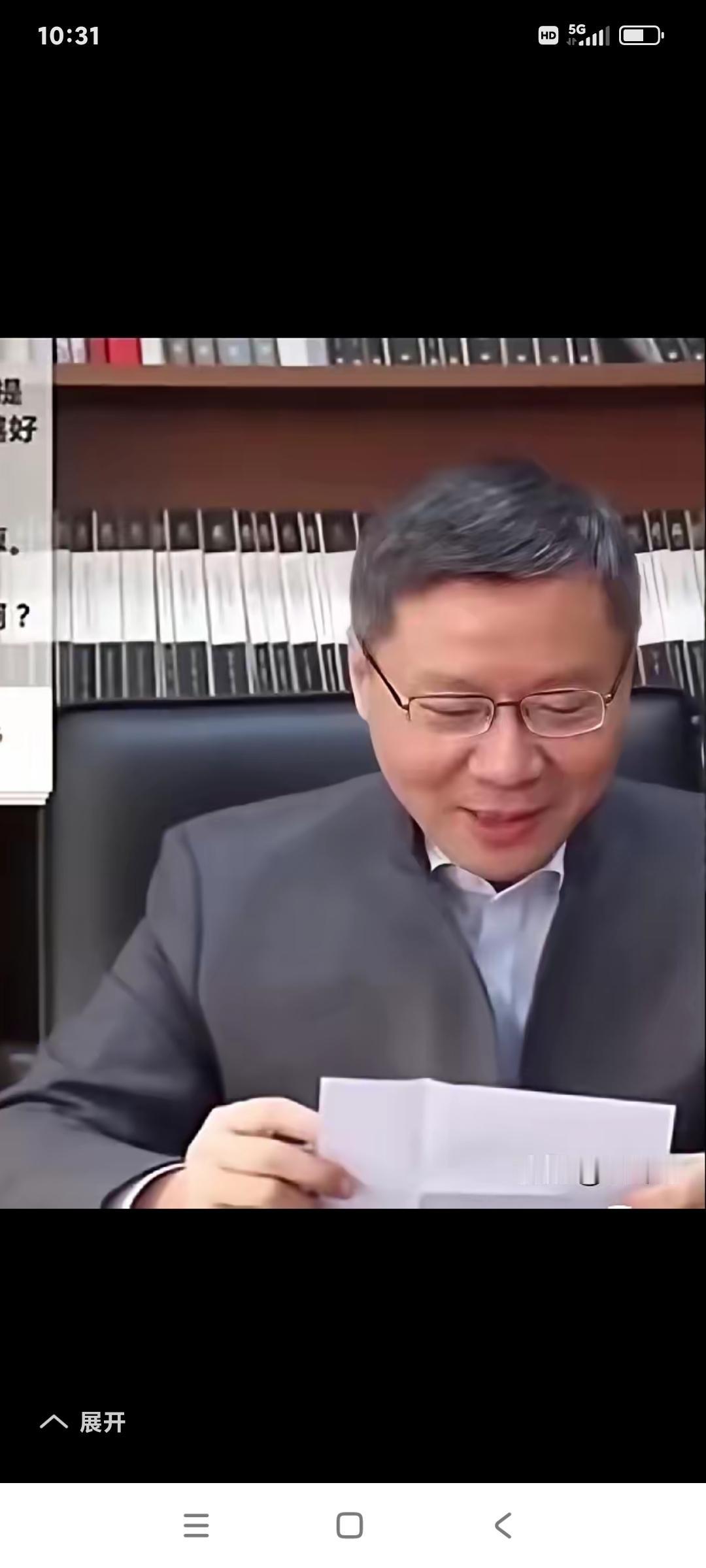 [大笑]现在网上有那么一伙人，听着张维为先生的“遥遥领先”论，西方国家和美帝正在