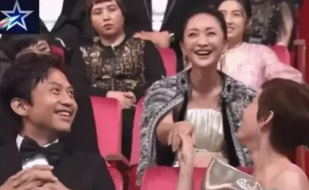 有一年金马奖的颁奖晚会上，周迅看到孙俪就开心地喊“婆婆”，把坐在一旁的邓超乐的前