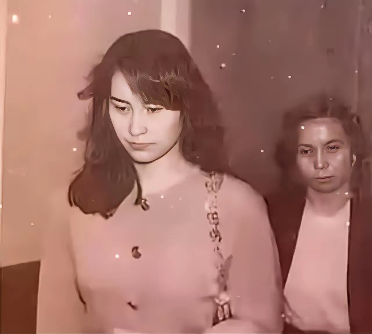 1992年，何超琼来到医院，看望因意外事故而昏迷的陈百强，面容忧戚，眼神中充满爱怜与悲伤。他们一个是