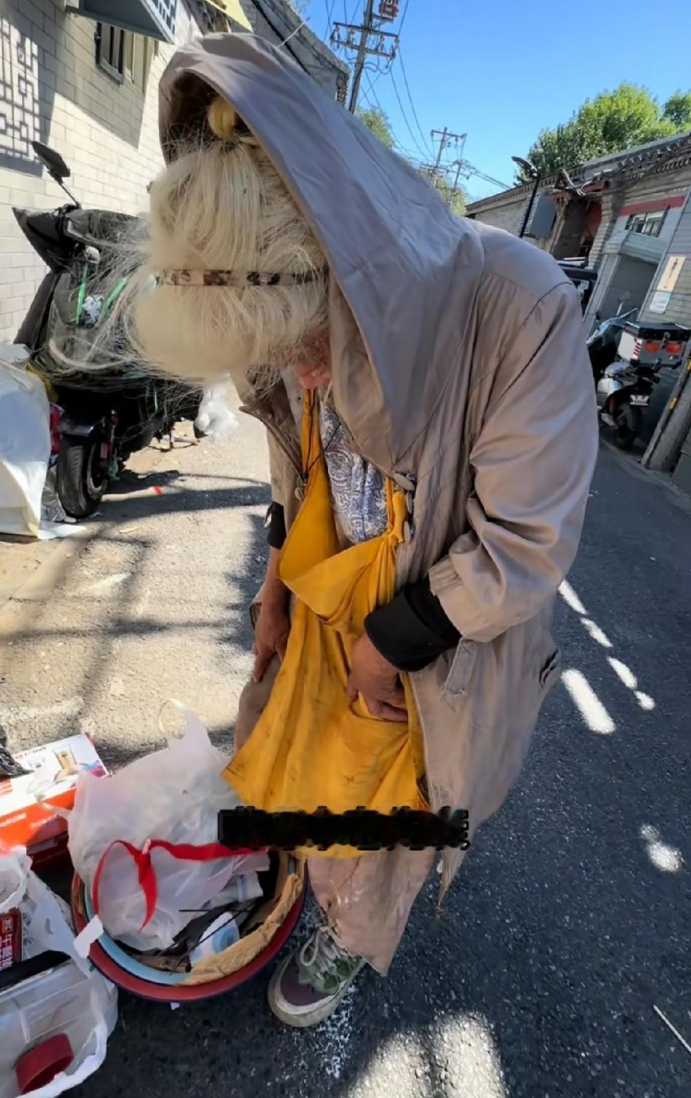人生的意义就是坚强地活着。看这位80岁的孤独老人，一生未婚，没有退休金，靠收废品