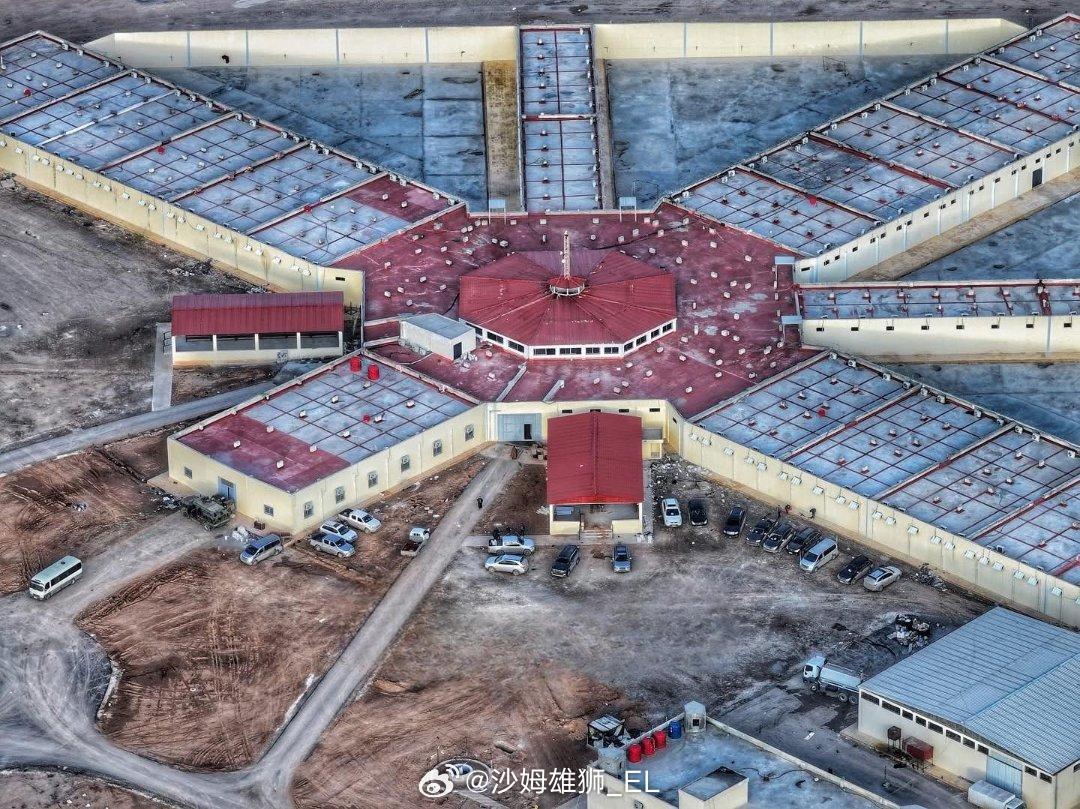 在库尔德武装撤离后，叙利亚HTS政权的内政部接管了拉卡省的阿克坦监狱。