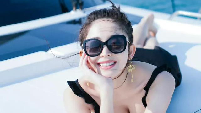 古力娜扎真的太美了,黑色比基尼穿搭大秀完美好身材!