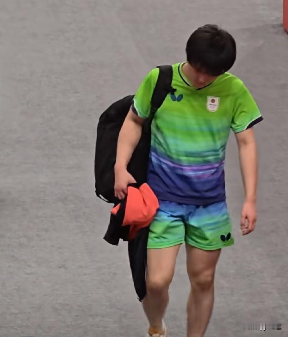 张本智和输掉比赛后低头离场！刚刚亚运会乒乓球男单赛场上，张本智和意外爆冷出局