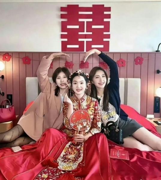 黑衣服伴娘，有点喧宾夺主吧？​​​