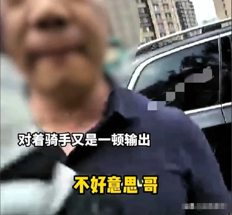 “嚣张男，再厉害，也厉害不过网友的深扒啊！”近日，一男子骑着摩托车，在路上行驶，