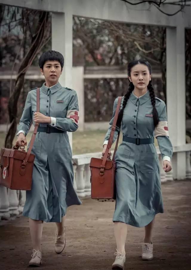 那个战争年代衣服真好看，丝袜和紧身服又合身又个性。