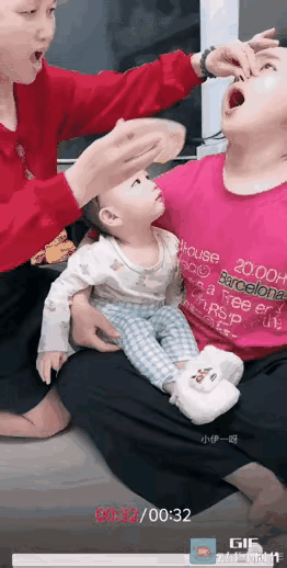 姥姥假装捏住女儿的鼻子，实则把药喂进了外孙女的小嘴里。宝宝吧嗒着小嘴，一脸茫然。