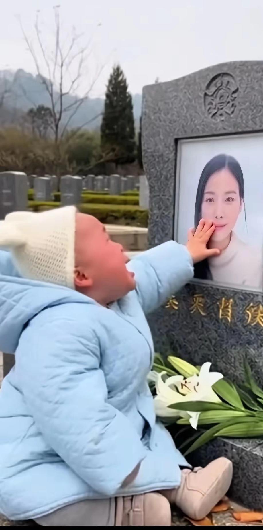 泪涌，离世八个月的妻子托梦给丈夫说：很想宝宝，有空的时候把宝宝带来，看看又长点没