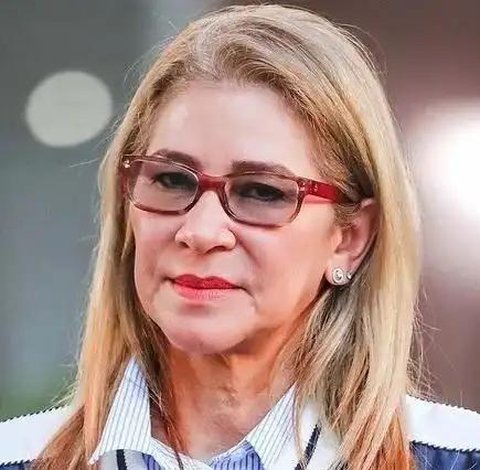 马杜罗老婆西莉亚，也被美军活捉抓走了！也是政治女强人！70岁，比马杜罗大9岁，可