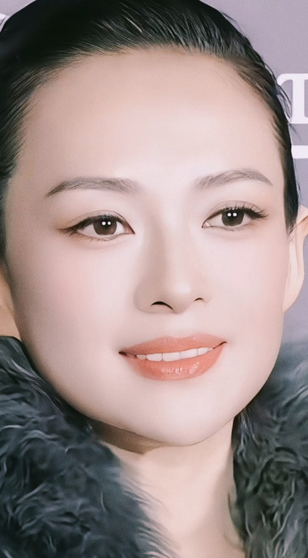 章子怡真的很棒。面对葛荟婕，她缄口不言；对待继女小苹果，她真心付出；遭遇汪峰的移